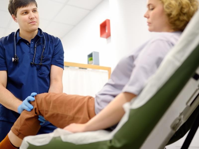 Quando é hora de consultar um reumatologista por causa da dor crônica? Saiba identificar os sinais